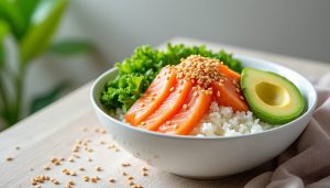 découvrez la recette du poke bowl saumon-avocat classique, savoureux et équilibré, agrémenté de graines de sésame pour une touche croquante et gourmande.