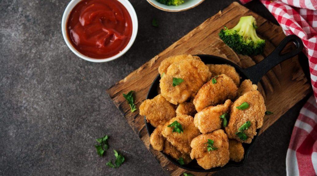 Nuggets de poulet maison croustillants servis dans une assiette, avec une texture dorée et tendre.